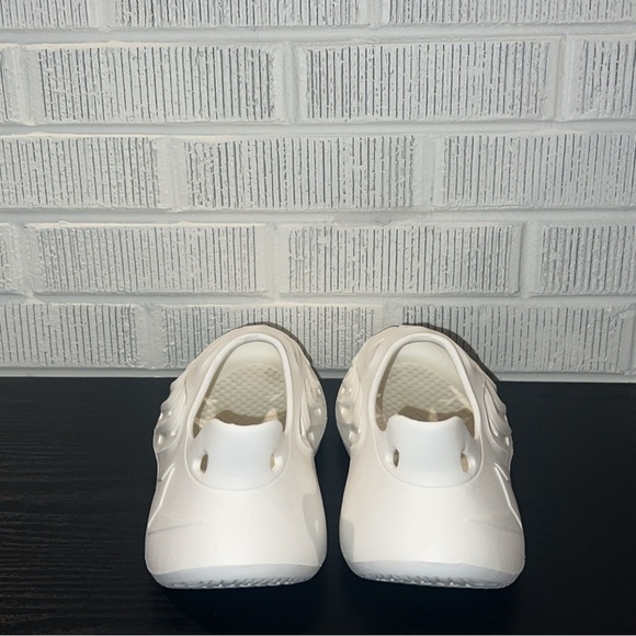 White Unisex Foam Runner Shoe - Picture 5 of 9